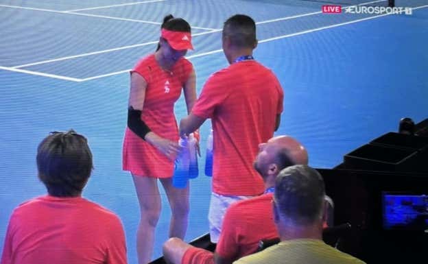 Wang se acerca a su box durante su partido de primera ronda ante Paula Badosa.  Eurosport