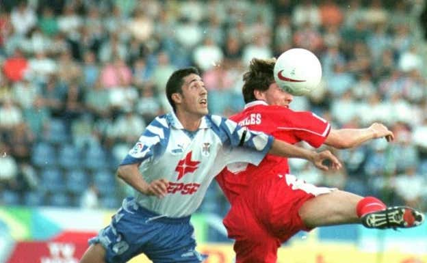 Robaina, en un partido con el Tenerife en Primera División.  Cristóbal García