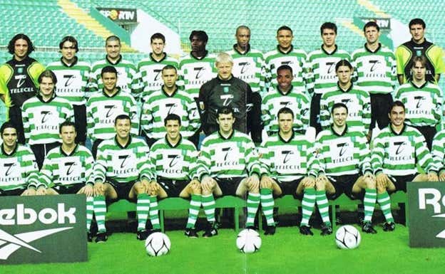 Robaina, el cuarto por la izquierda de la primera filia, sonríe en Portugal. SPORTING PORTUGAL