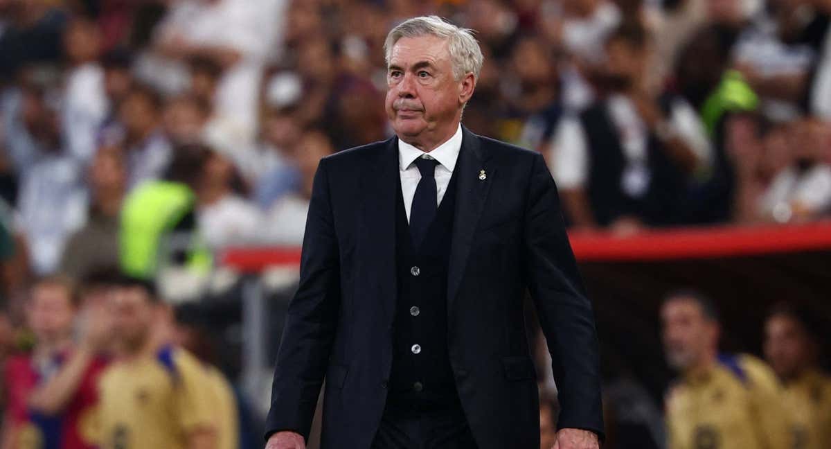 Ancelotti, contrariado durante el Real Madrid-Barcelona de la final de la Supercopa de España. /REUTERS