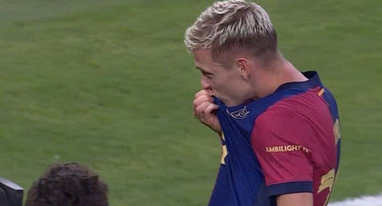 Dani Olmo besando el escudo.