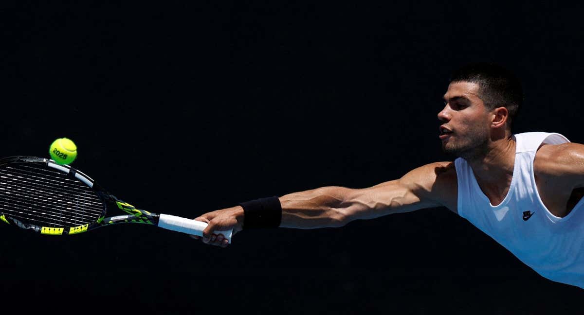 Carlos Alcaraz intenta alcanzar una pelota durante un entrenamiento en el Open de Australia.