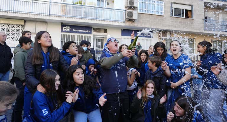 El CD Distrito Olímpico celebra que le ha tocado el Gordo de la Navidad.