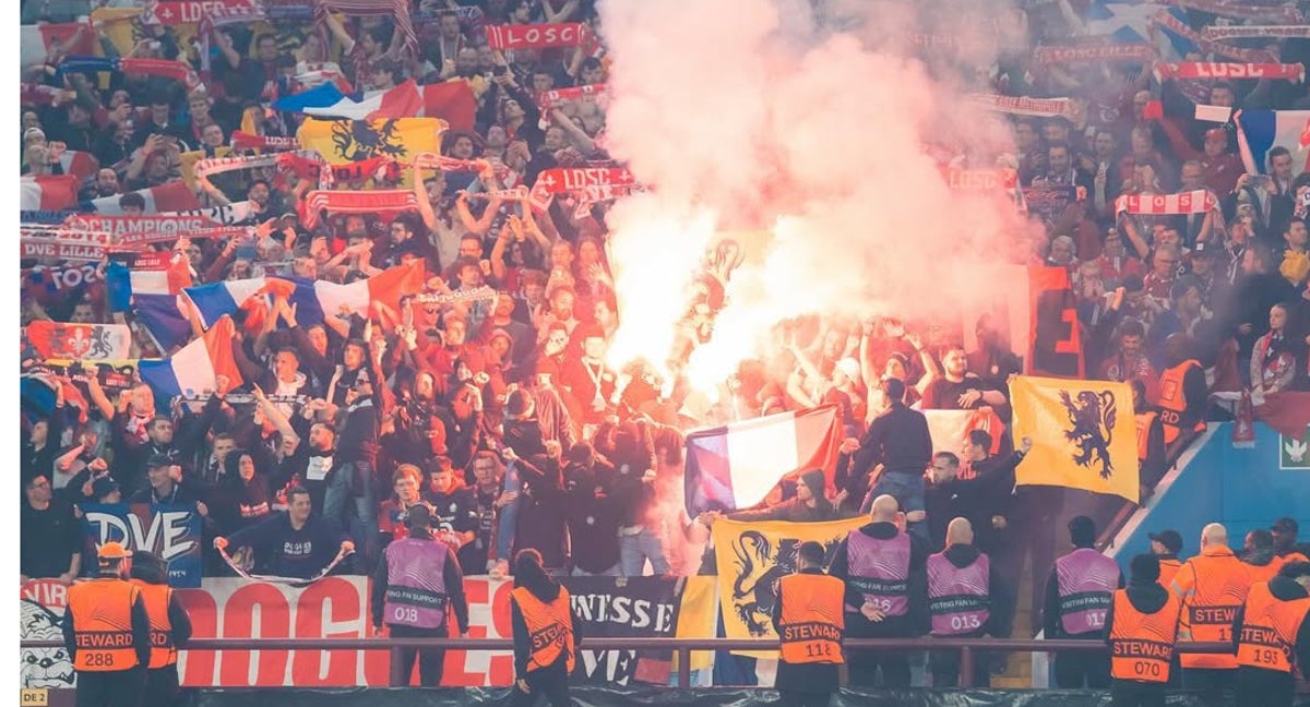 Grada del campo del Lille, y del grupo ultra Dogues Virage Este.