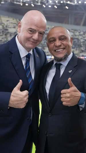 Gianni Infantino y Roberto Carlos.