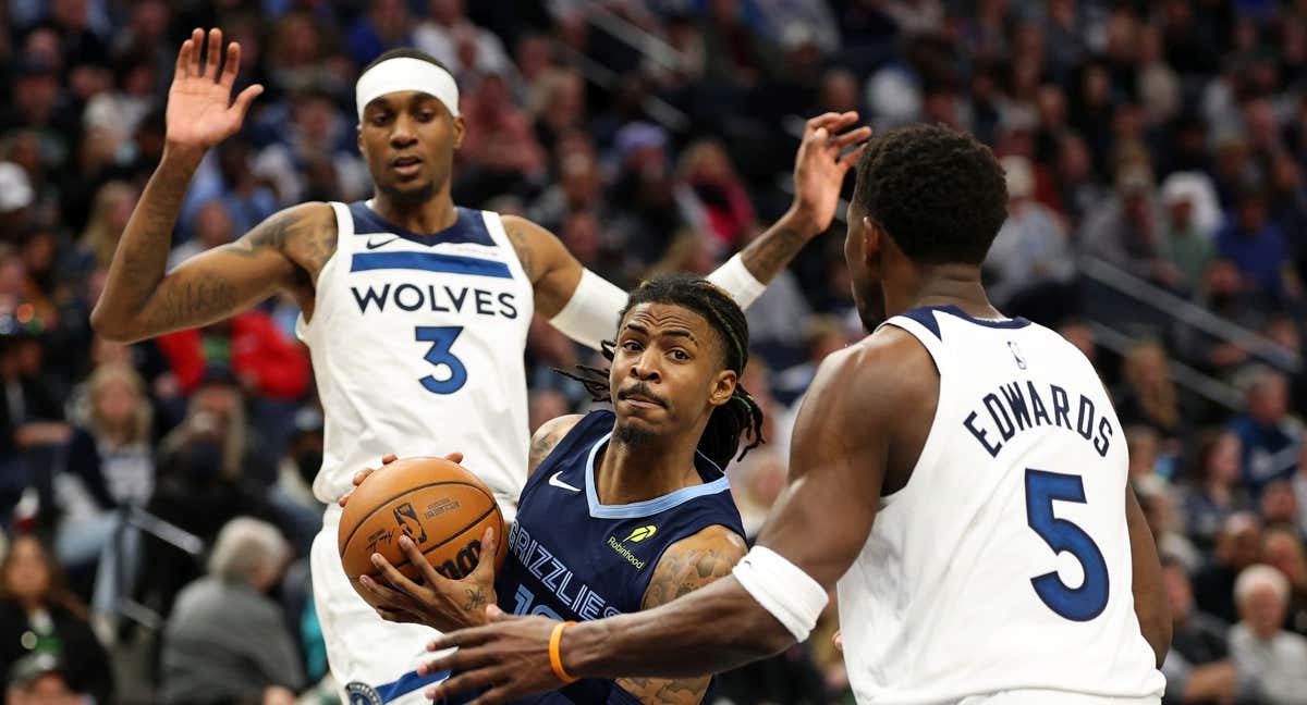 Ja Morant, defendido por Anthony Edwards.