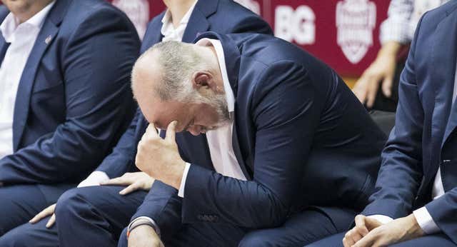 El paseíllo cabizbajo de Pablo Laso que mostró la frustración (y crisis) de un Baskonia sin Copa: «Es una decepción»