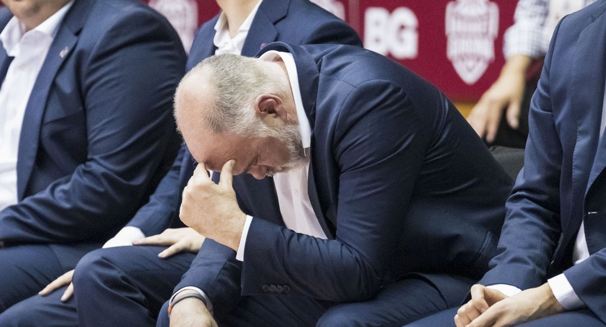 Pablo Laso, cabizbajo, en el banquillo en Fontajau.