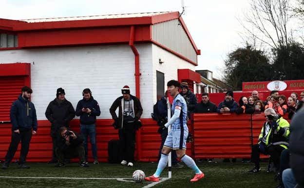 Heung-min Son saca un córner en Tamworth. REUTERS