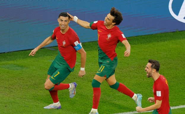 Cristiano, felicitado por Joao Félix tras marcar un gol con Portugal.  AFP