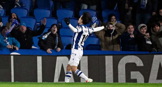 Un Take Kubo sin filtros ante los micrófonos explica el enfado de la Real Sociedad: «Entrevista cortita, que jugamos el jueves»
