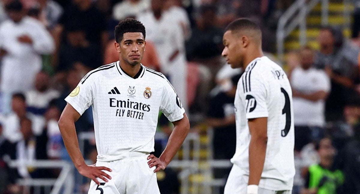 Bellingham y Mbappé se lamentan tras la derrota en Yeda.