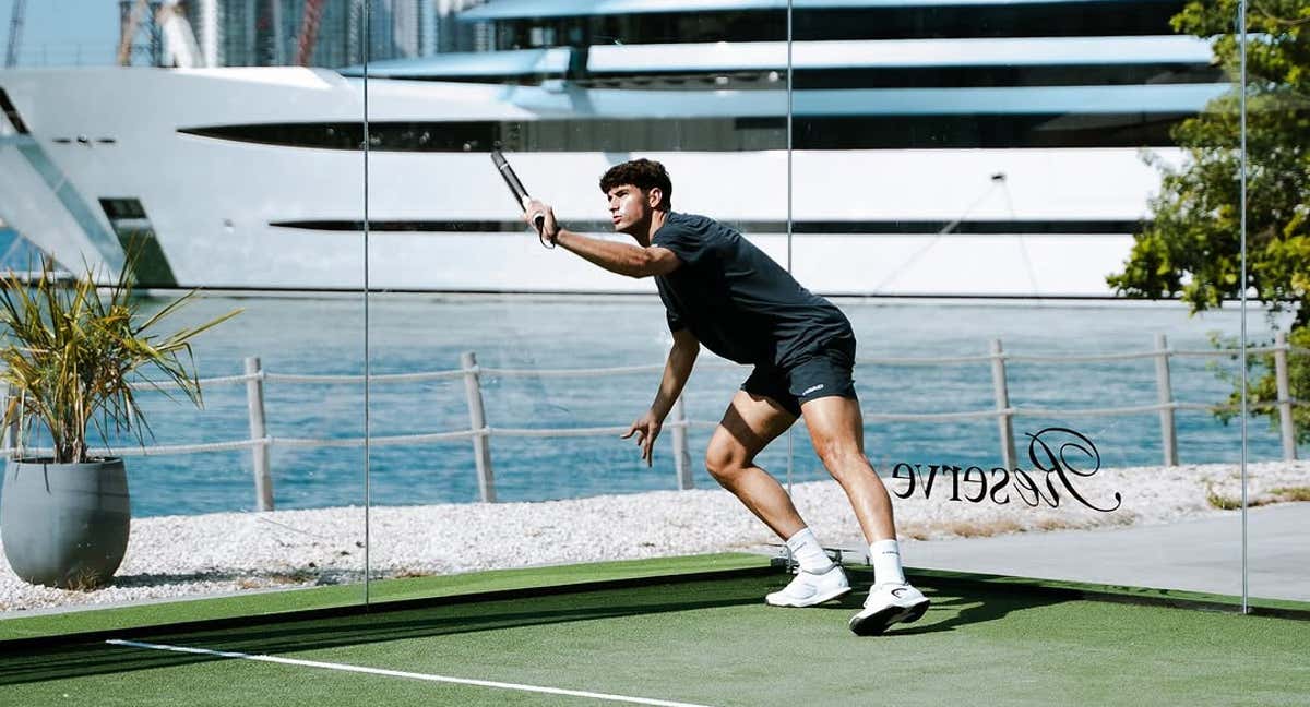 Arturo Coello jugando al pádel en Miami.