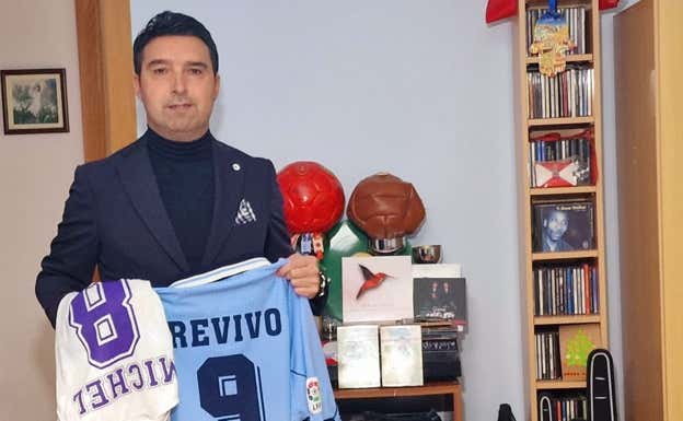 Carlos Sánchez posa con la camiseta del Celta de Revivo y sujeta la de Míchel, otro de sus amigos.  IMAGEN CEDIDA