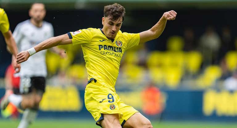 Álex Forés, durante un partido con el Villarreal B.