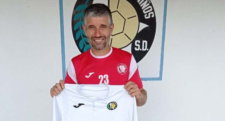 Juanito posa con la camiseta de su último equipo.