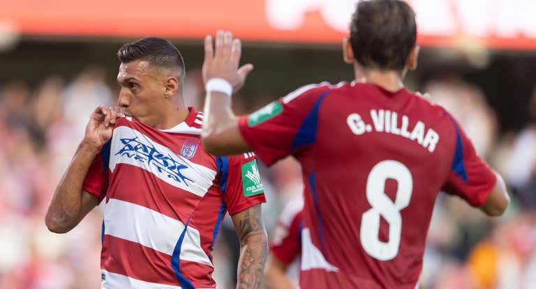 Uzuni celebra un gol con el Granada.
