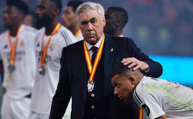 Ancelotti consuela a Mbappé. Reuters