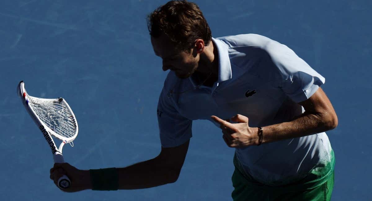 Daniil Medvedev destroza la raqueta contra la red./Reuters