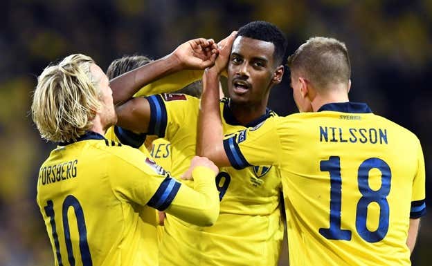 Isak celebra un gol con Suecia junto a Forsberg y Nilsson.  EFE