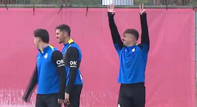 Pablo Maffeo se planta en el entrenamiento emulando a Piqué con un cinco y un dos al aire para recordar la goleada al Real Madrid