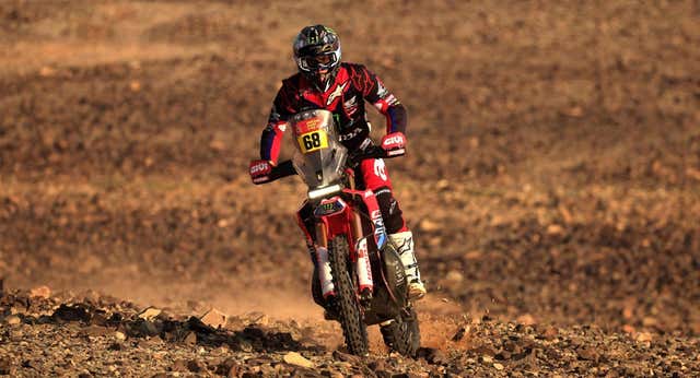 Thosa Schareina se complica (y mucho) el triunfo en el Dakar tras una brutal caída
