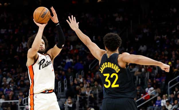 Cade Cunningham lanzando un triple. REUTERS.