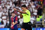 Los árbitros protestaron contra Real Madrid TV en la Supercopa rechazando los regalos del club
