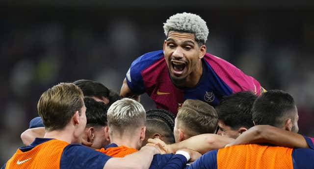 Así convenció Deco a Araujo para continuar en el Barça: títulos, un esfuerzo salarial y una cláusula terrenal