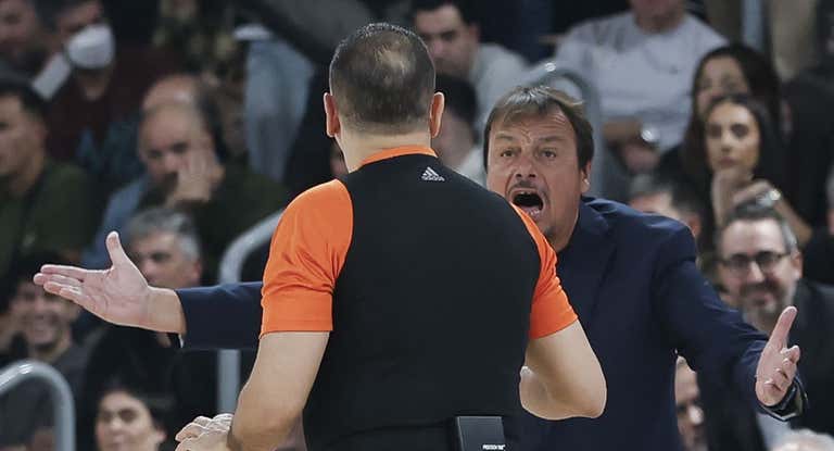 Ergin Ataman se queja al árbitro durante el partido en el Palau.