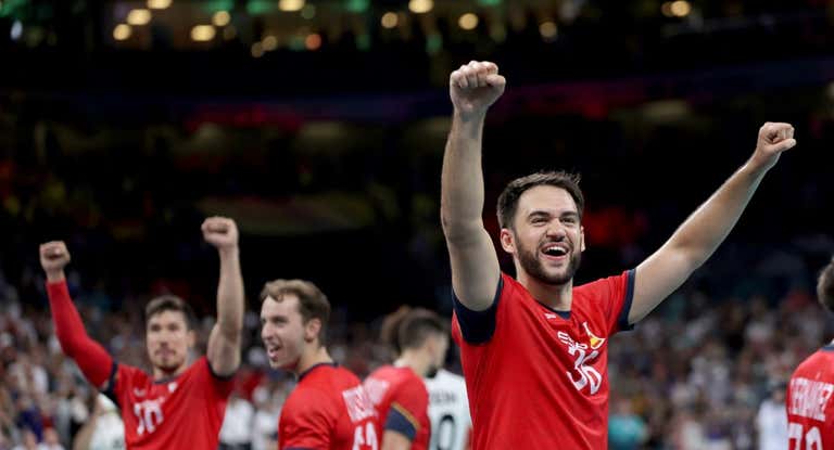 Los Hispanos celebran una victoria.