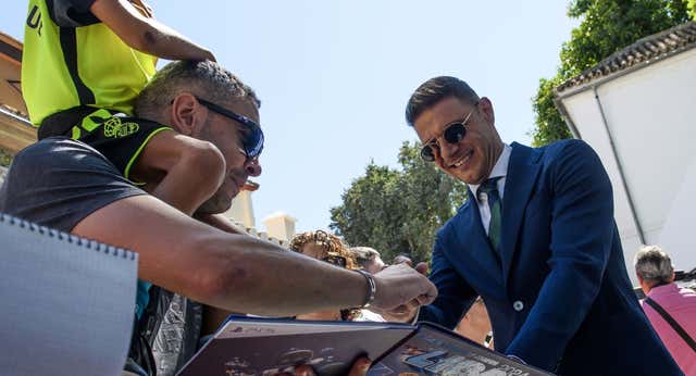 El nuevo Joaquín estrena programa mientras está en el palco: estrella de prime time, accionista del Betis y… ¡ayuda en los fichajes!