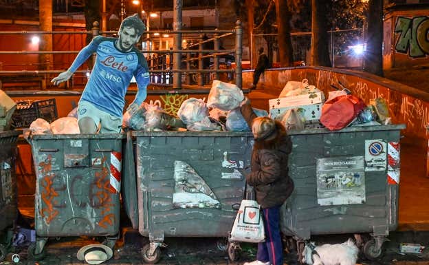 Figura de cartón de Kvara, en unos cubos de basura de la ciudad de Nápoles.  EFE