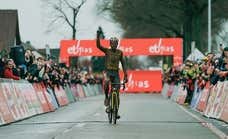 La foto de Van Aert que dio la vuelta al mundo esconde una vida de supervivencia al barro: «Te levantas con los lacrimales llenos de tierra»