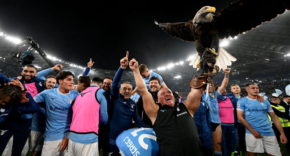 Juan Bernabé, cetrero de la Lazio, con Olympia, la mascota del equipo romano.