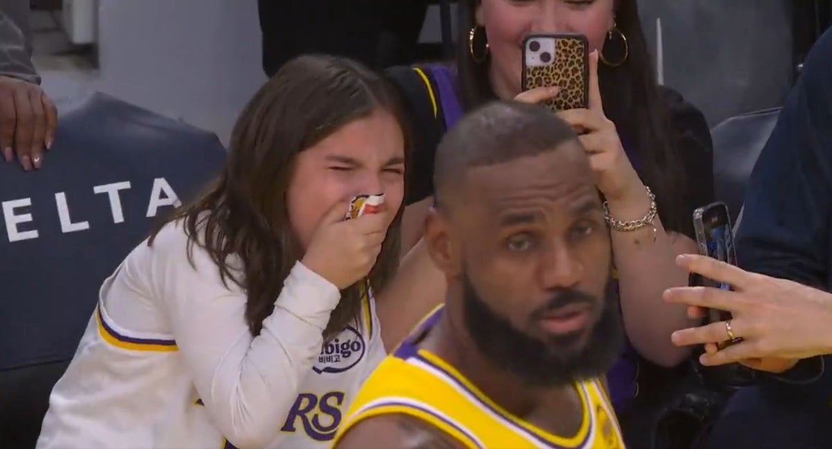 Momento viral en el que una aficionada llora al ver en primera fila a LeBron James.