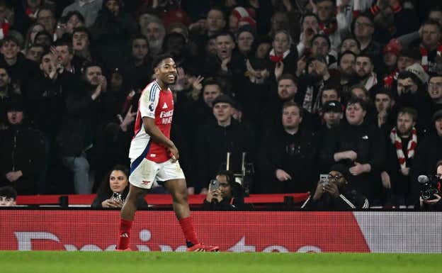 Lewis-Skelly, durante el partido contra el Tottenham. REUTERS
