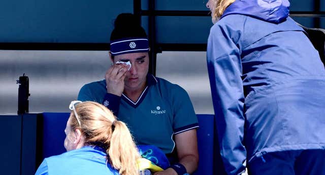 Jabeur se repone entre lágrimas de sus problemas respiratorios y elimina a Osorio en el Open de Australia