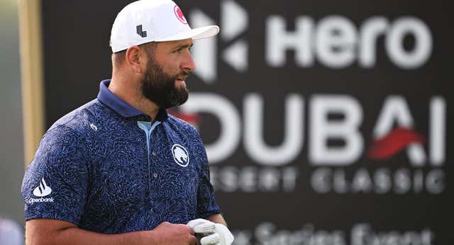 Estreno sólido de Jon Rahm en Dubái firmando un -3, un golpe mejor que Mcllroy