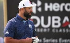 Estreno sólido de Jon Rahm en Dubái firmando un -3, un golpe mejor que Mcllroy