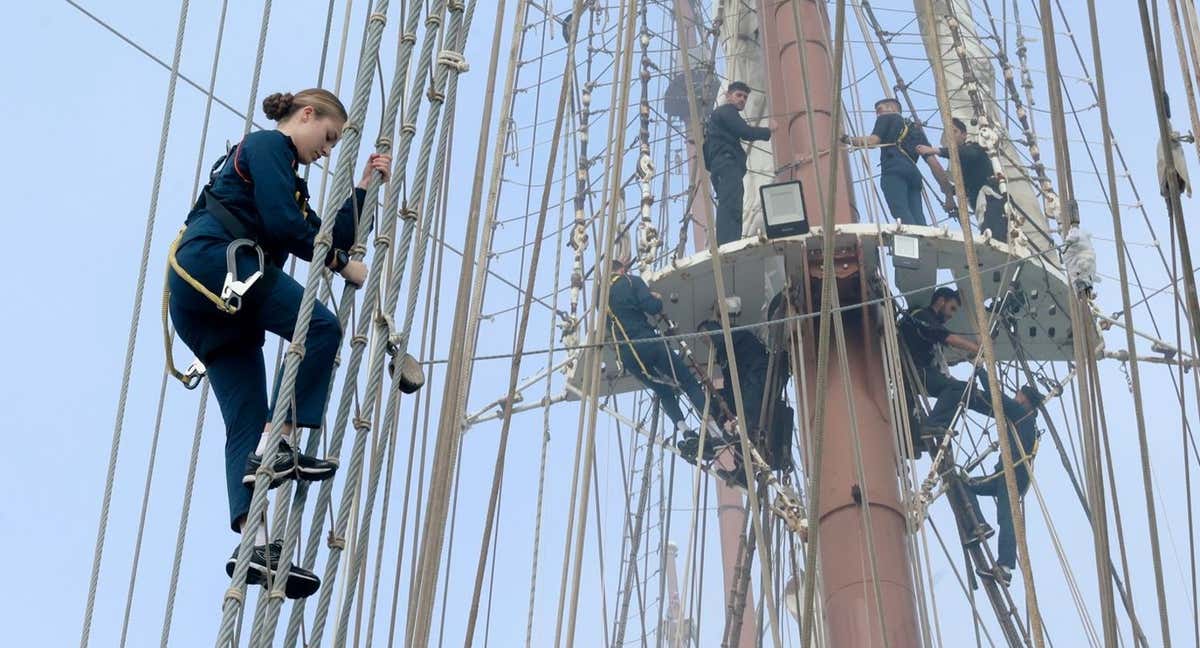 La princesa Leonor trepa por las escalas del Juan Sebastián Elcano. /CASA REAL