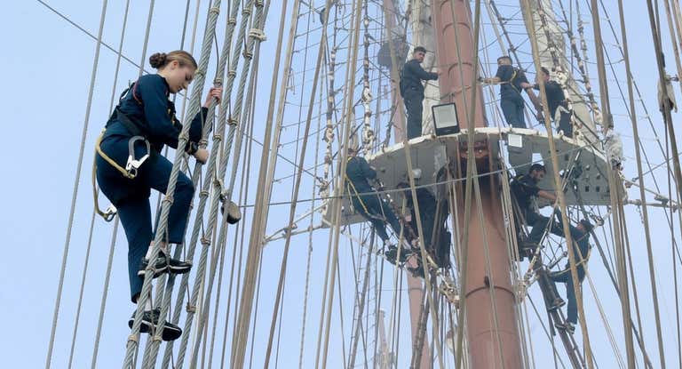La princesa Leonor trepa por las escalas del Juan Sebastián Elcano.