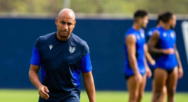 Mehdi Nafti repasa su carrera mientras ejerce de ‘bombero’ en Catar: “Muchos de los dueños de equipos en los que he estado han terminado en la cárcel”