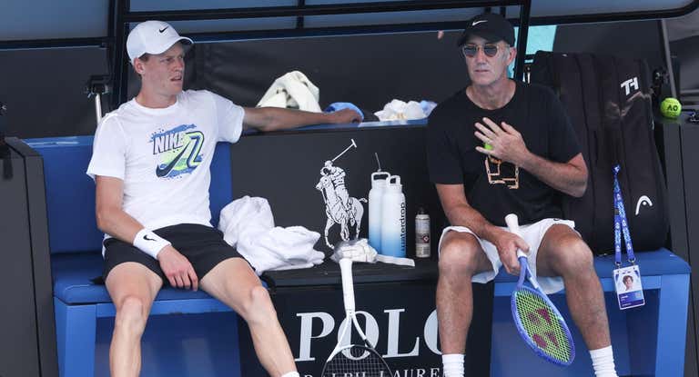 Jannik Sinner y Darren Cahill durante un entrenamiento en el Open de Australia.