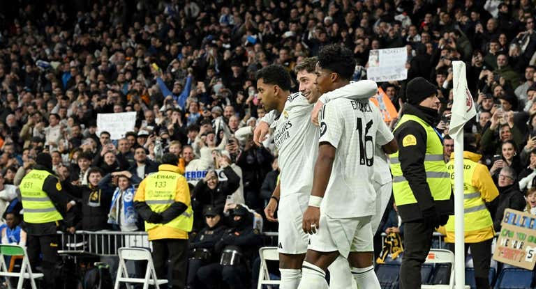 Rodrygo, Valverde y Endrick celebra el gol del uruguayo.