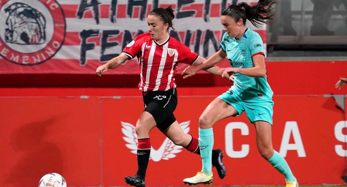 Ane Azkona peleando por un balón con Engen. /ATHLETI CLUB FEMENINO