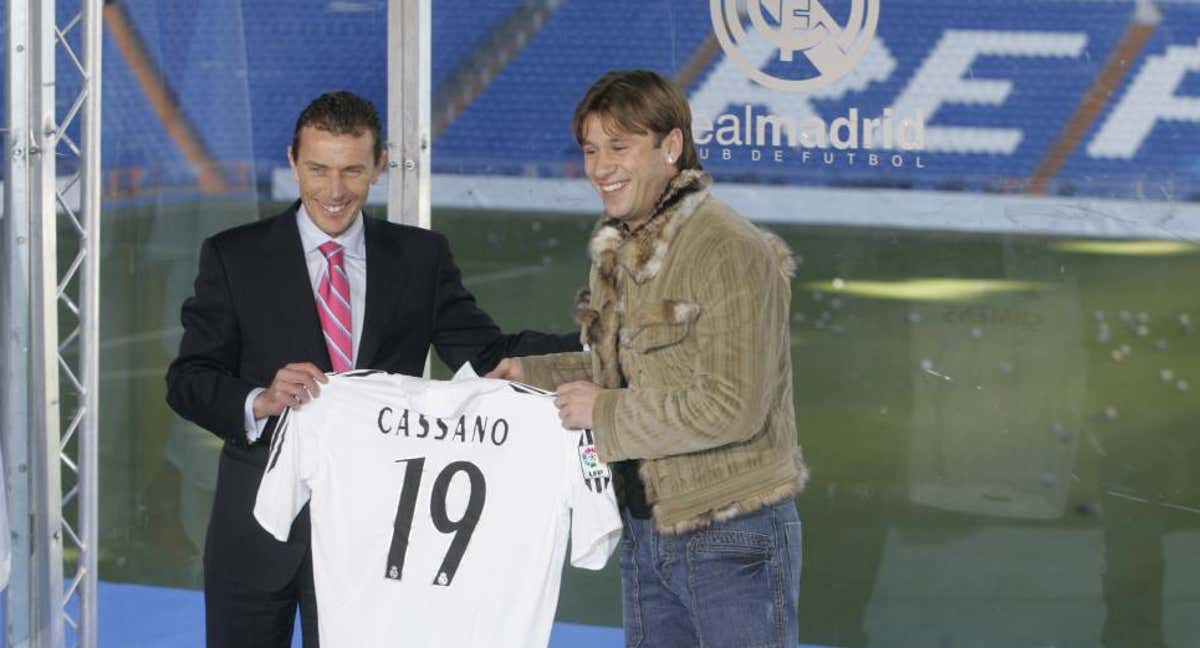 Cassano, junto a Butragueño en su presentación./AGENCIAS