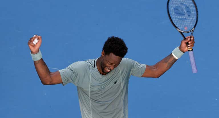 Gael Monfils baila para celebrar su triunfo en la tercera ronda del Open de Australia.