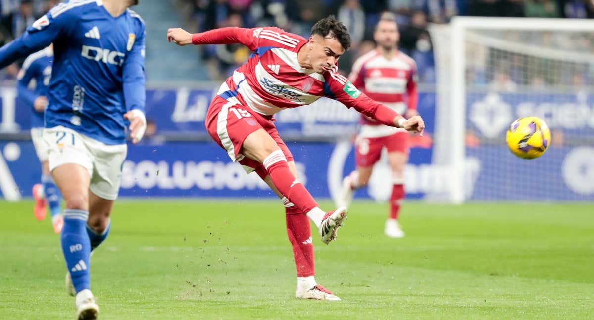 Reinier golpea un balón con el Granada. /EFE