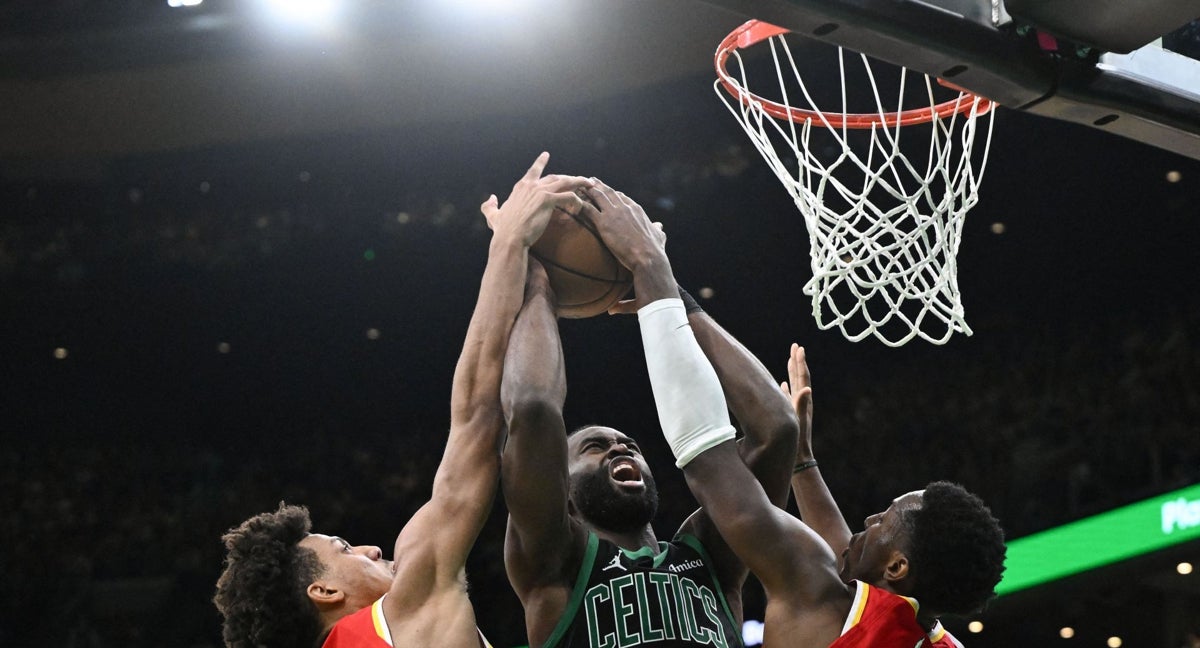 Jayleen Brown intenta lanzar un tiro ante la oposición de dos jugadores de los Hawks.